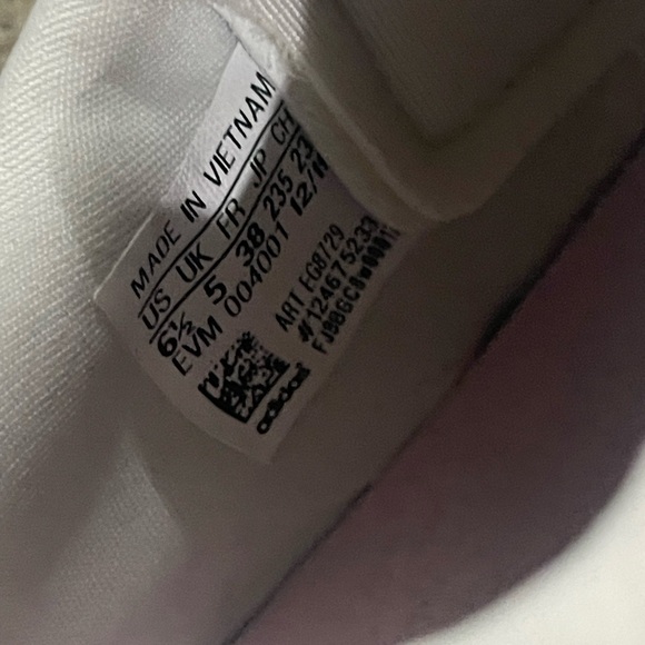 Adidas pink running shoe - Picture 3 of 3